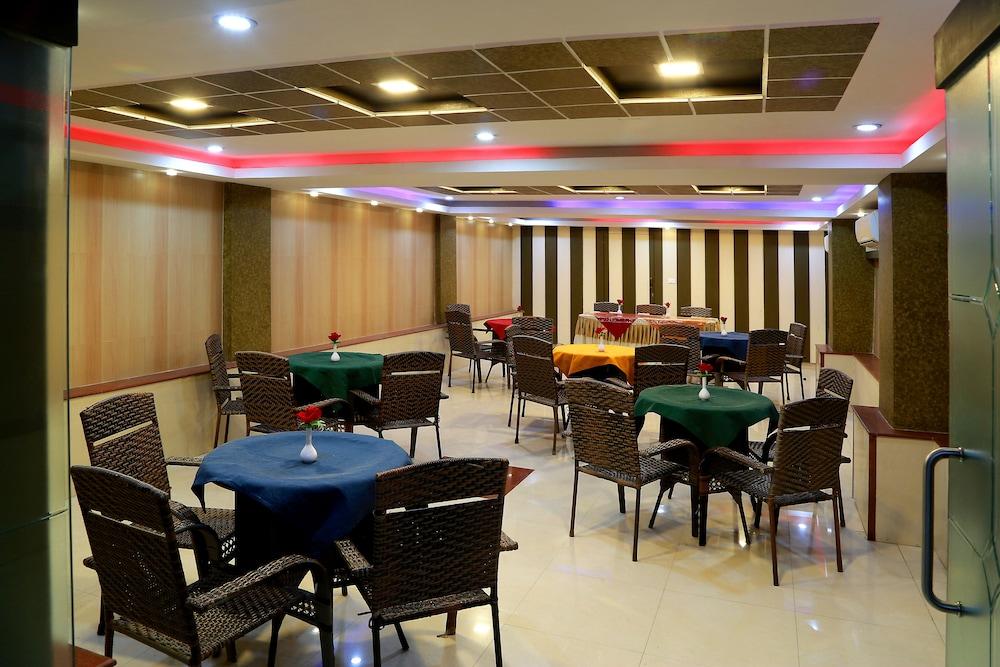 Hotel Royal Palm - A Budget Hotel In Удайпур Екстериор снимка