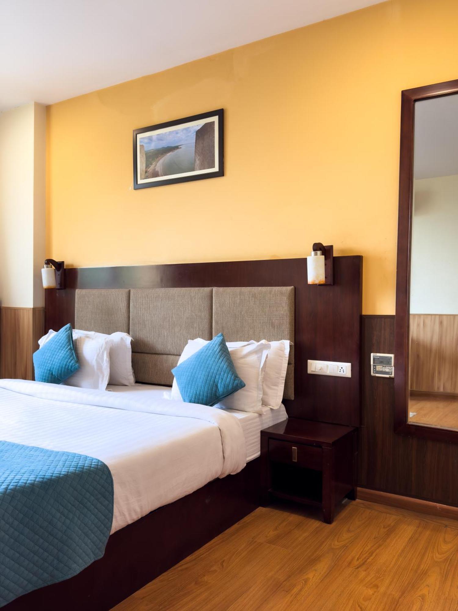 Hotel Royal Palm - A Budget Hotel In Удайпур Екстериор снимка
