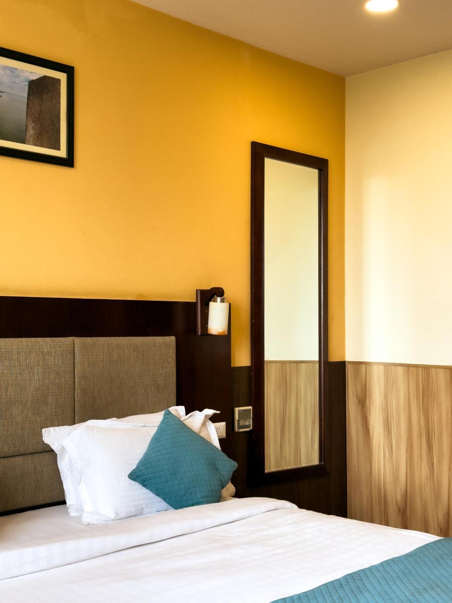 Hotel Royal Palm - A Budget Hotel In Удайпур Екстериор снимка