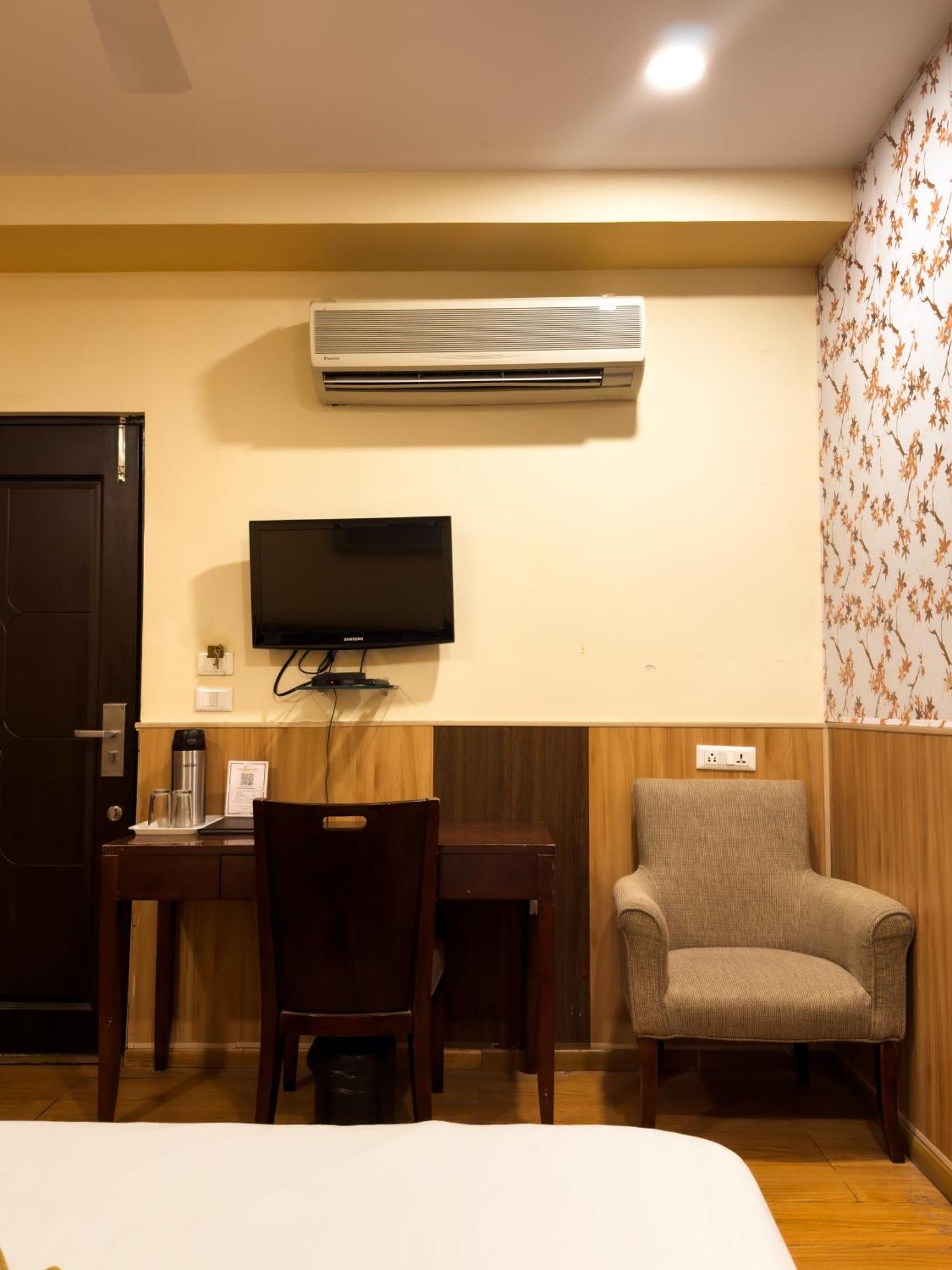 Hotel Royal Palm - A Budget Hotel In Удайпур Екстериор снимка
