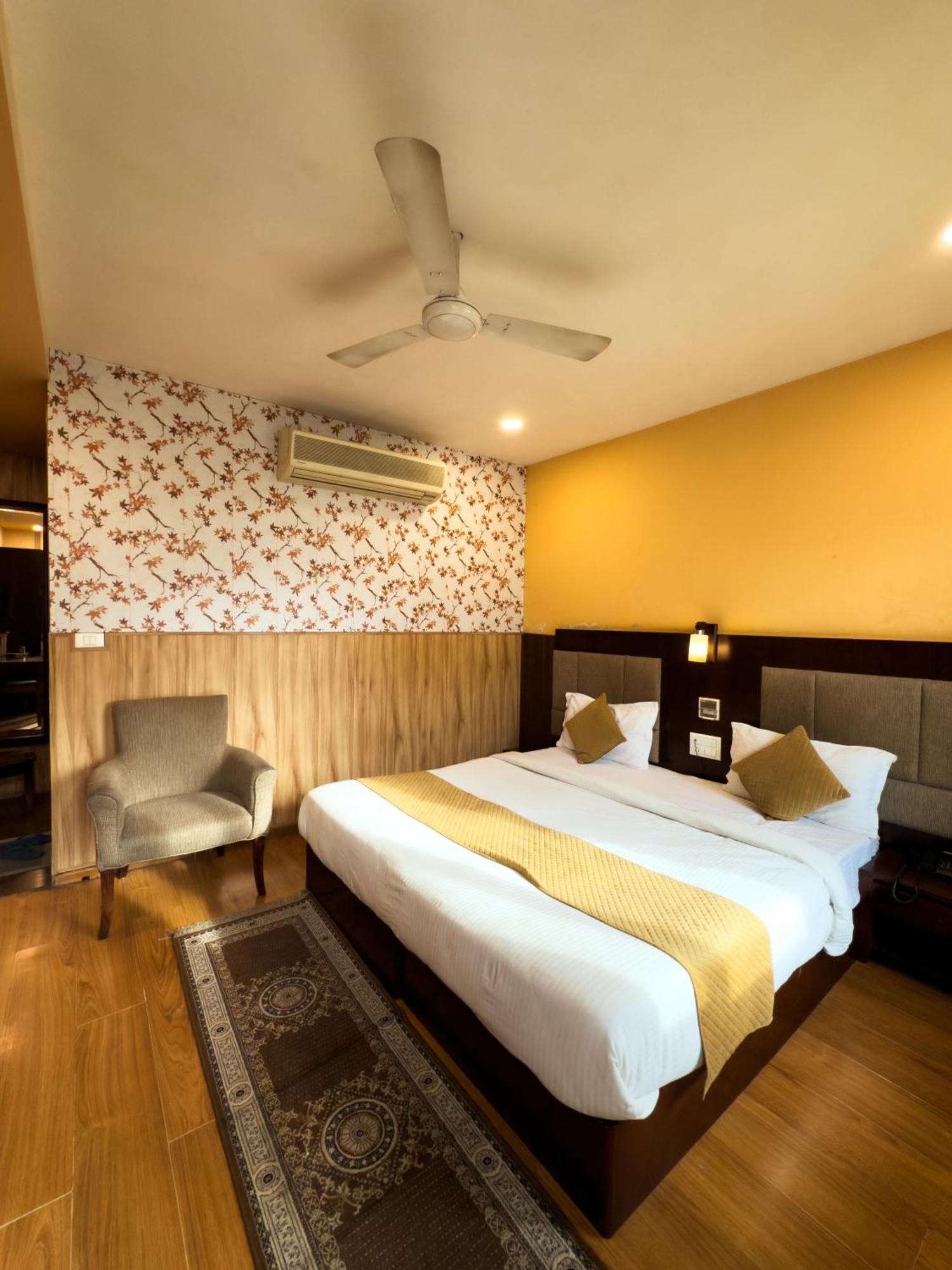 Hotel Royal Palm - A Budget Hotel In Удайпур Екстериор снимка