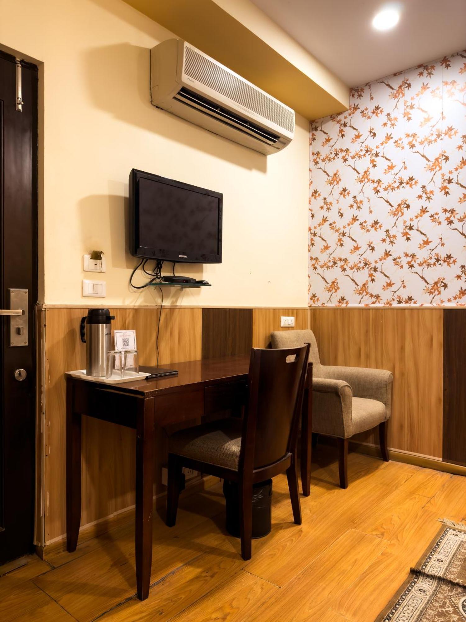 Hotel Royal Palm - A Budget Hotel In Удайпур Екстериор снимка