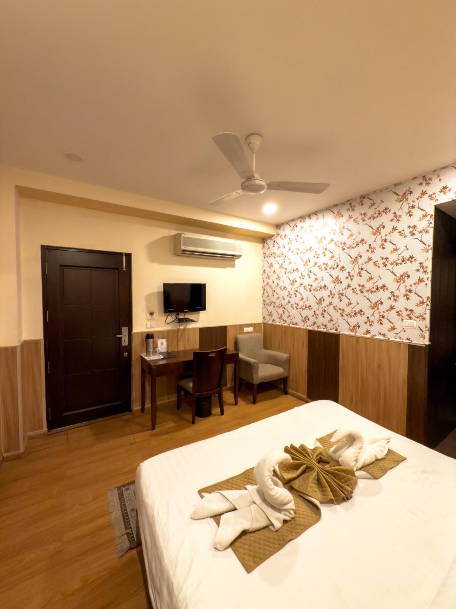 Hotel Royal Palm - A Budget Hotel In Удайпур Екстериор снимка