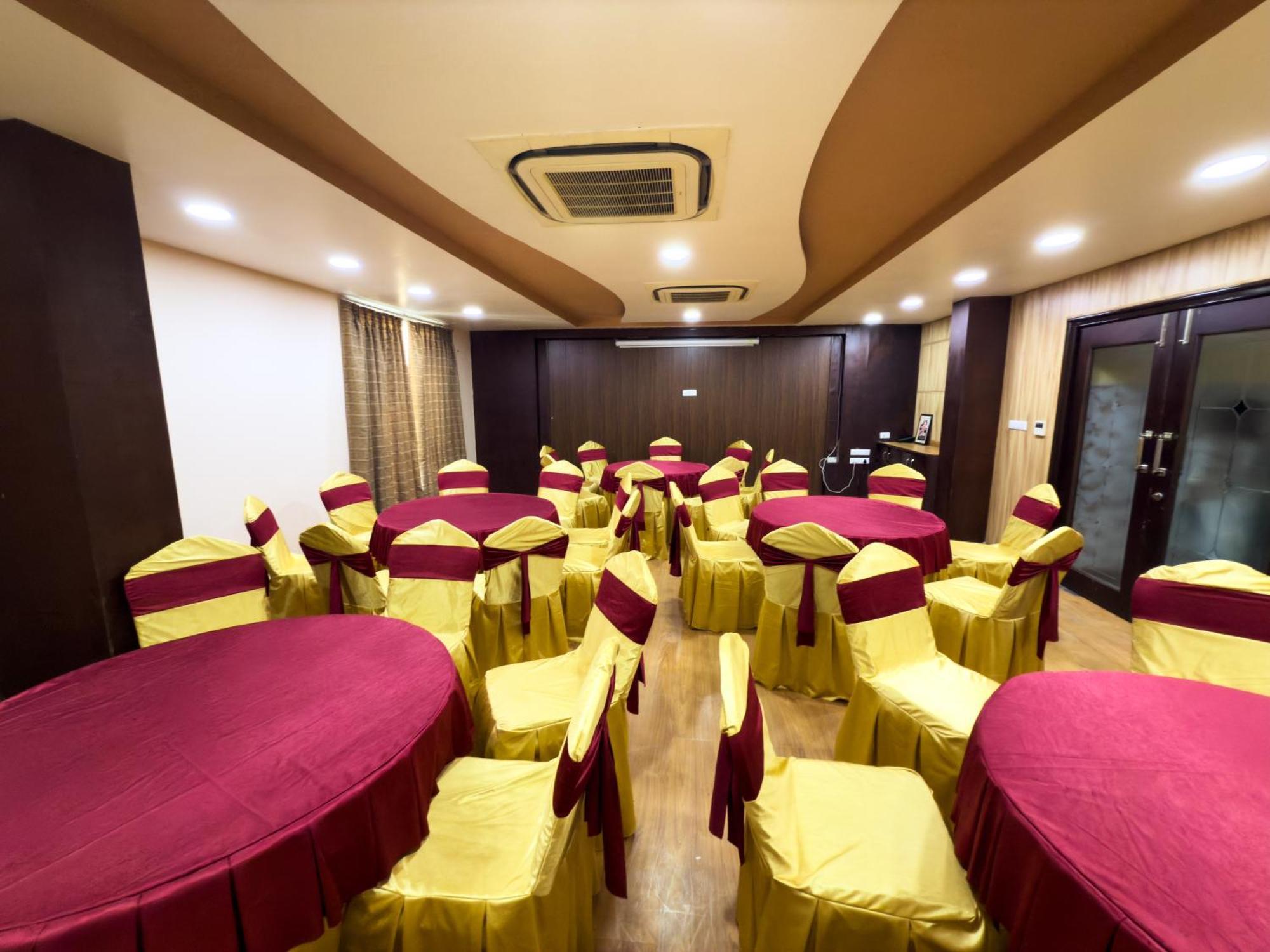 Hotel Royal Palm - A Budget Hotel In Удайпур Екстериор снимка