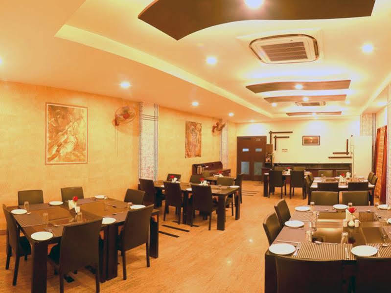 Hotel Royal Palm - A Budget Hotel In Удайпур Екстериор снимка