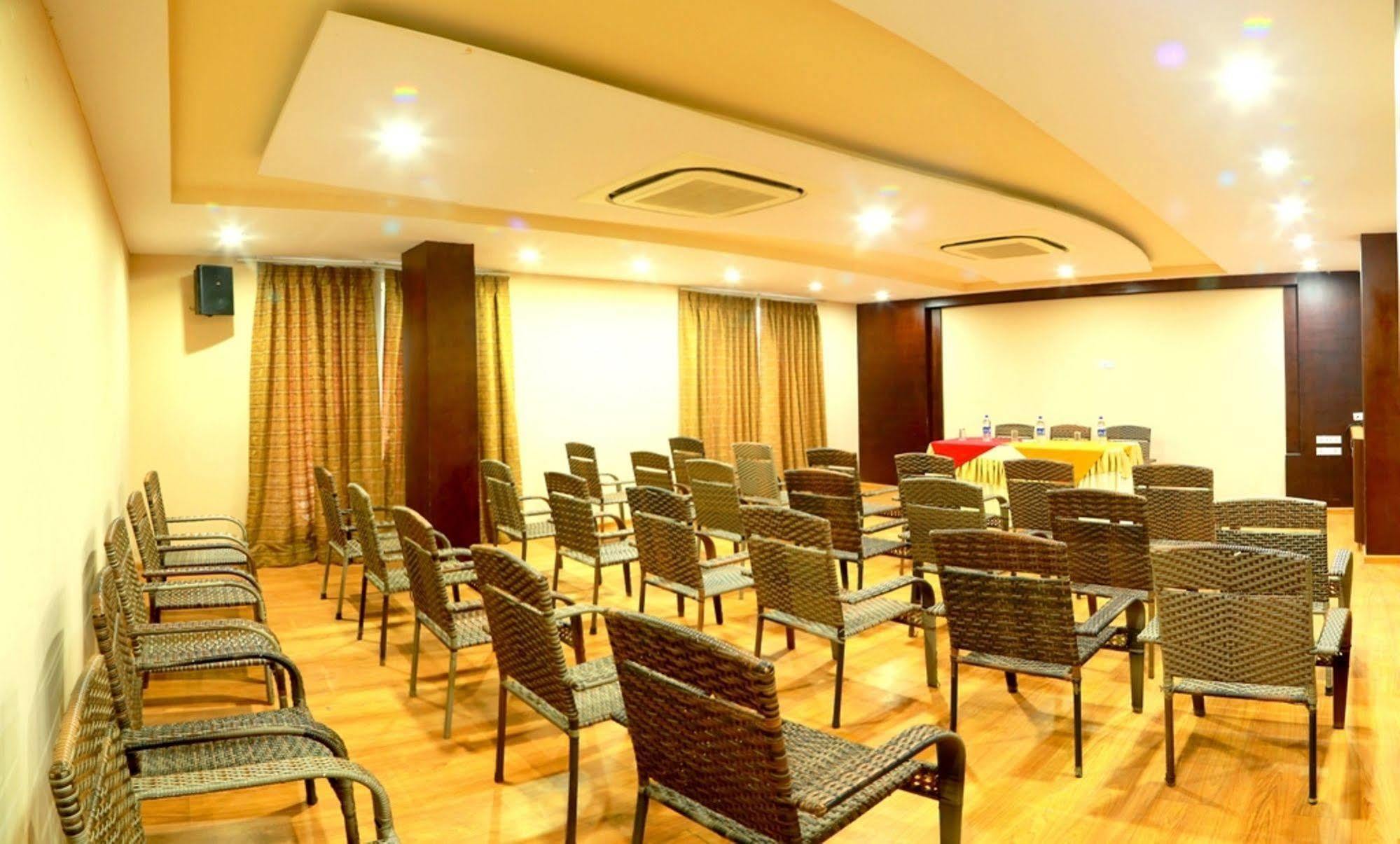 Hotel Royal Palm - A Budget Hotel In Удайпур Екстериор снимка