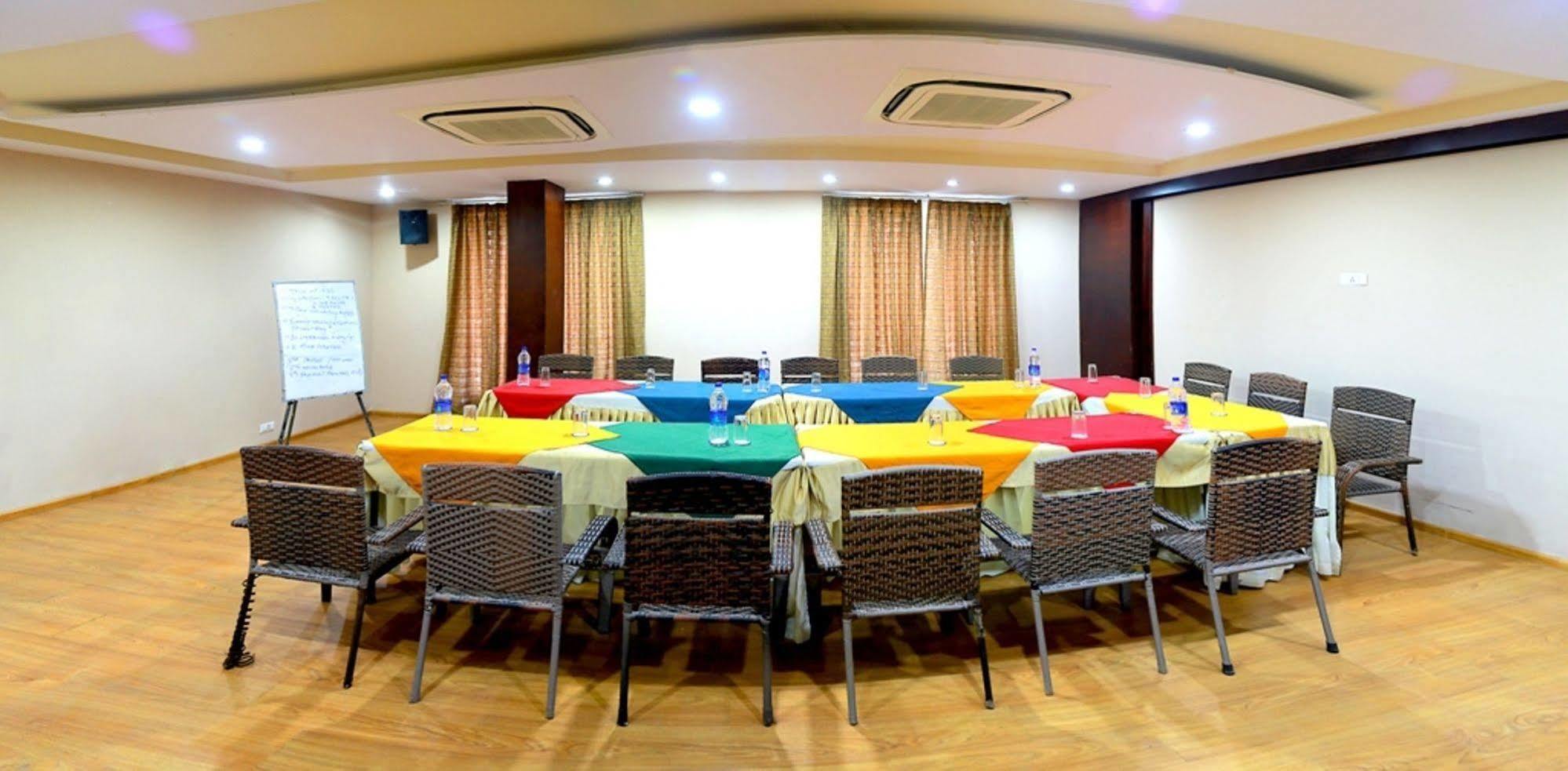 Hotel Royal Palm - A Budget Hotel In Удайпур Екстериор снимка